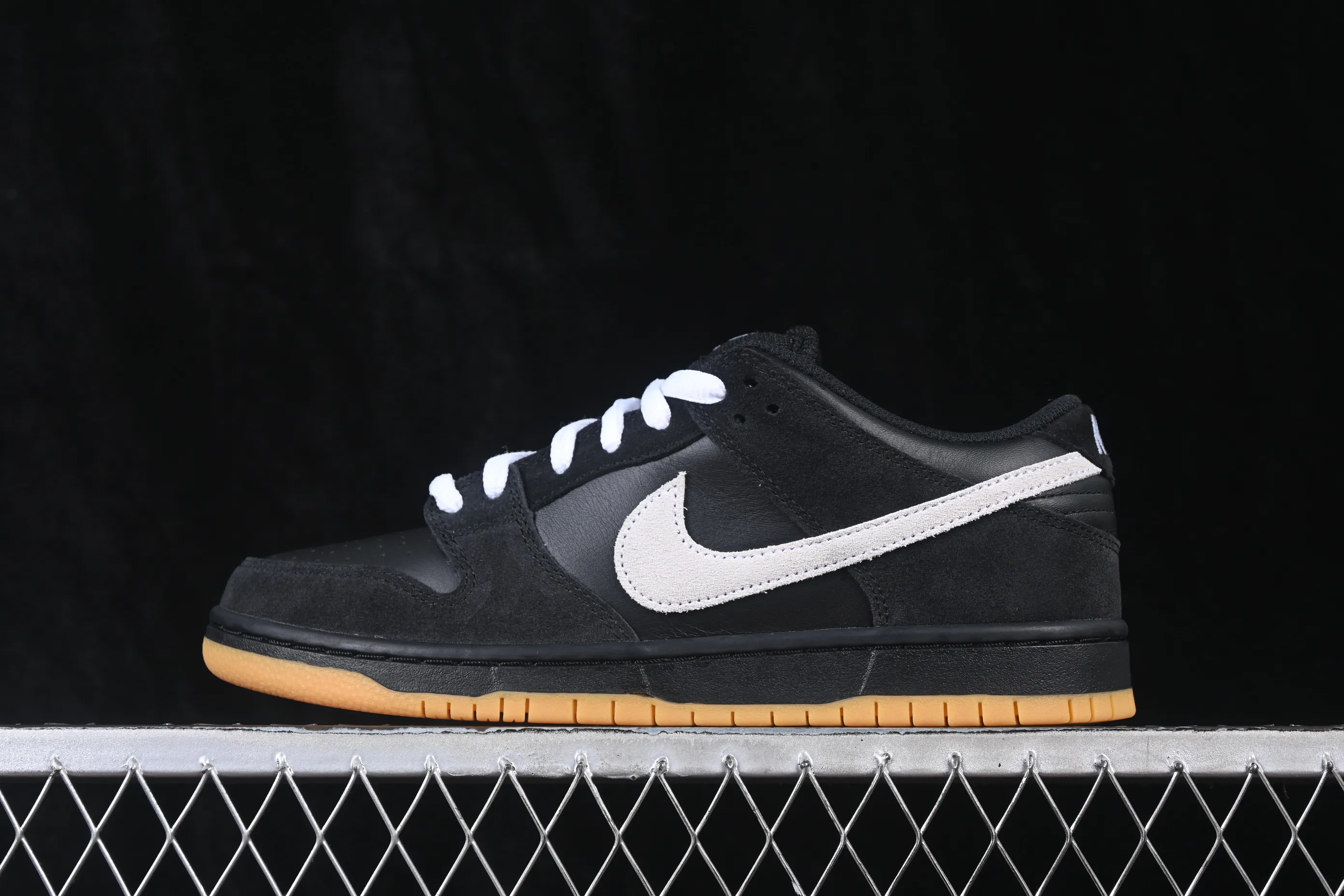 All Categories Nk SB Dunk Series Nk SB Dunk Low Low-top sneakers Foreign trade version Nike SB Dunk Low Raw rubber black and white Full toe layer low-top casual sneakers HF3704-003